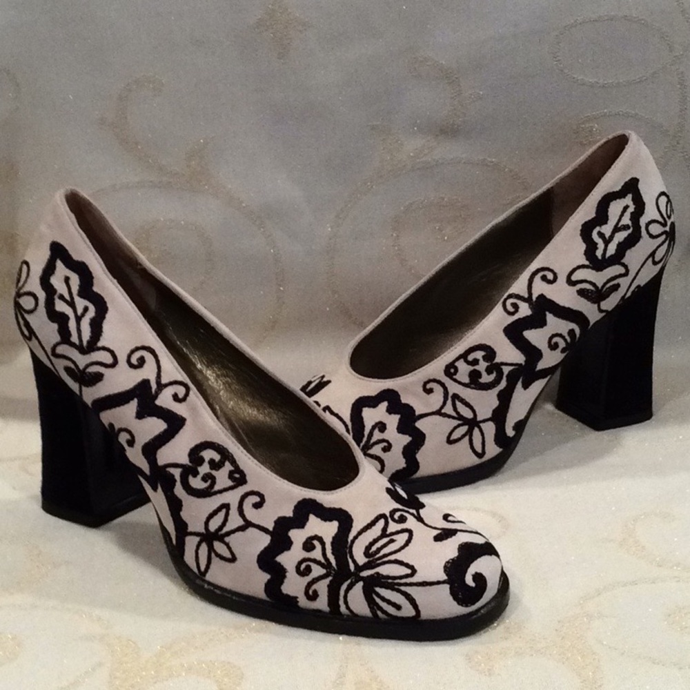 AUTH/VINTAGE, LIKE NEW, “YVES SAINT LAURENT” HEELS
